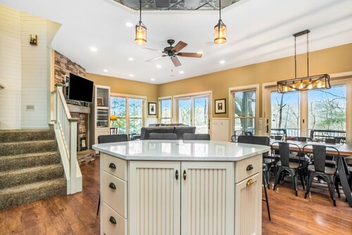 Dreamy retreat near the lake with spacious deck, foosball, Ping-Pong & kayaks