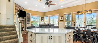 Dreamy retreat near the lake with spacious deck, foosball, Ping-Pong & kayaks