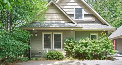Dreamy retreat near the lake with spacious deck, foosball, Ping-Pong & kayaks