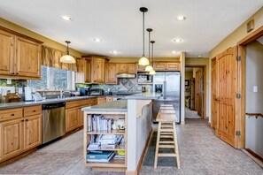 Fridge, microwave, oven, stovetop - Ski-in/ski-out house with mountain view, gas fireplace, & wraparound deck (Angel Fire)