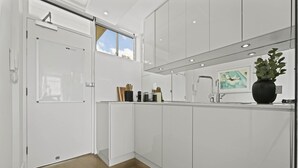 Private kitchen - Modern Potts Point Studio (Potts Point)