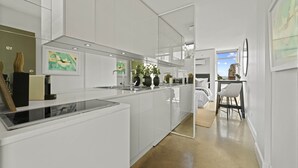 Private kitchen - Modern Potts Point Studio (Potts Point)