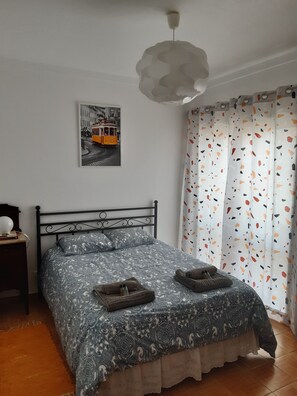 4 habitaciones, tabla de planchar con plancha y cuna de viaje 