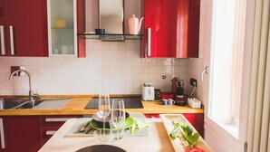 Coffee/tea maker, fridge, oven, stovetop - GetTheKey San Felice Suite 1 (Bologna)