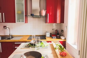 Jääkaappi, uuni, liesi, kahvin-/teenkeitin