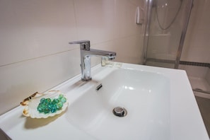Dusj, hårføner, bidé og håndklær