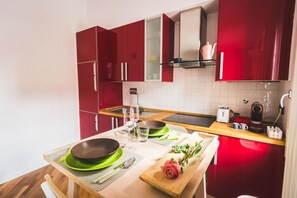 Kühlschrank, Ofen, Herdplatte, Wasserkocher mit Kaffee-/Teezubehör