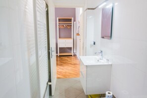 Suihku, hiustenkuivaaja, bidee, pyyhkeet