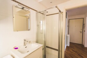 Suihku, ilmaiset hygieniatuotteet, hiustenkuivaaja, bidee