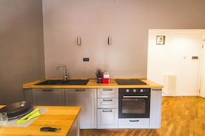 Frigorifero, forno, piano cottura, macchina per tè/caffè
