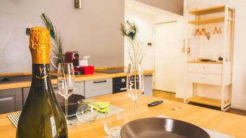 Fridge, oven, stovetop, coffee/tea maker