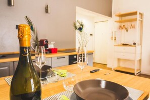 Jääkaappi, uuni, liesi, kahvin-/teenkeitin