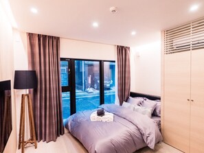 1 bedroom, desk, bed sheets