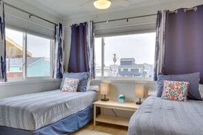4 bedrooms, iron/ironing board, travel cot, Internet - Walk to Pirates Beach: Galveston Gem w/ Balcony (Galveston)