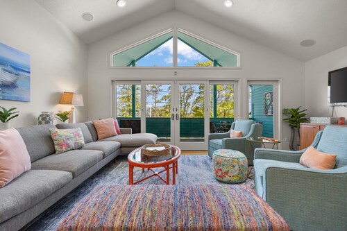 Spacious 3 bedroom upper-level condo in the heart of Suttons Bay.