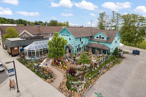 Exterior - Spacious 3 bedroom upper-level condo in the heart of Suttons Bay. (Suttons Bay)