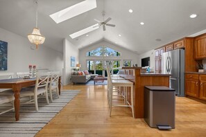 Interior - Spacious 3 bedroom upper-level condo in the heart of Suttons Bay. (Suttons Bay)