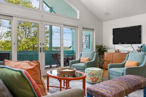 Smart TV - Spacious 3 bedroom upper-level condo in the heart of Suttons Bay. (Suttons Bay)