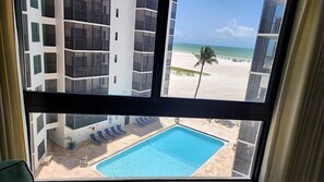 Luokittelematon kuva, 5 kautta 37, painike