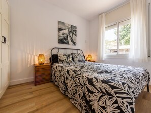 3 bedrooms, iron/ironing board, free WiFi - Lovely apartment for 6 people with A/C, WIFI, TV and balcony (Calafell)