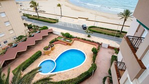 A swimming pool with a view of the beach and ocean. - Lovely apartment for 6 guests with WIFI, pool, TV and balcony (Cunit)