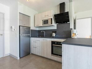 Mikrobølgeovn, ovn, oppvaskmaskin og høy barnestol