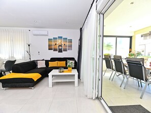 TV - Stunning private villa for 6 people with private pool, A/C, WIFI, TV and terrace (Zadar)