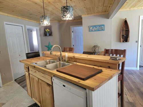 Drummond Island Hotel & Vacation Homes - Island Gem