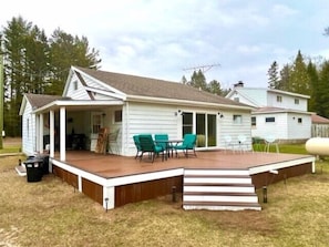 Outdoor dining - Drummond Island Hotel & Vacation Homes - Island Gem (Drummond)