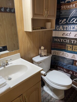 Ensemble douche/baignoire, sĂšche-cheveux, serviettes fournies, savon