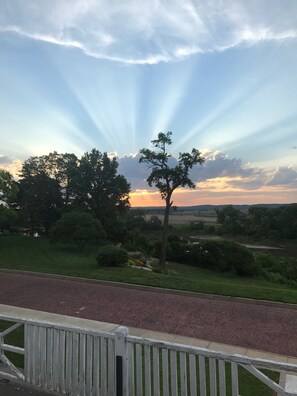 Property grounds - Fully Renovated Historic Home with bluff views of Missouri River & Valley (Atchison)