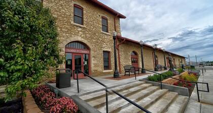 Fully Renovated Historic Home with bluff views of Missouri River & Valley