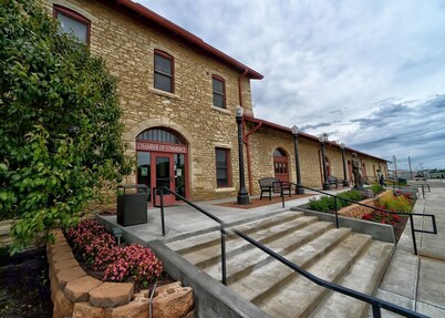 Fully Renovated Historic Home with bluff views of Missouri River & Valley