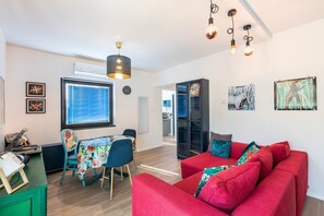 TV, stereo - Sleeps 8, Pet friendly, Garden & Roof Terrace (Split)