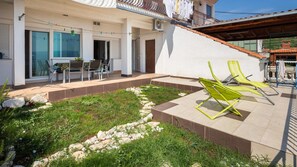 Outdoor dining - Spacious apt w magnificent sea view & big terrace (Sumpetar)
