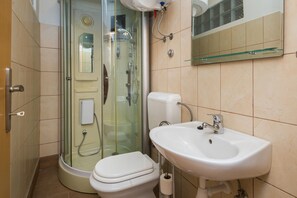 Een douche, een haardroger, handdoeken