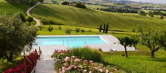 Ostra Villa - Sleeps 8 - Pool - Garden - Parking
