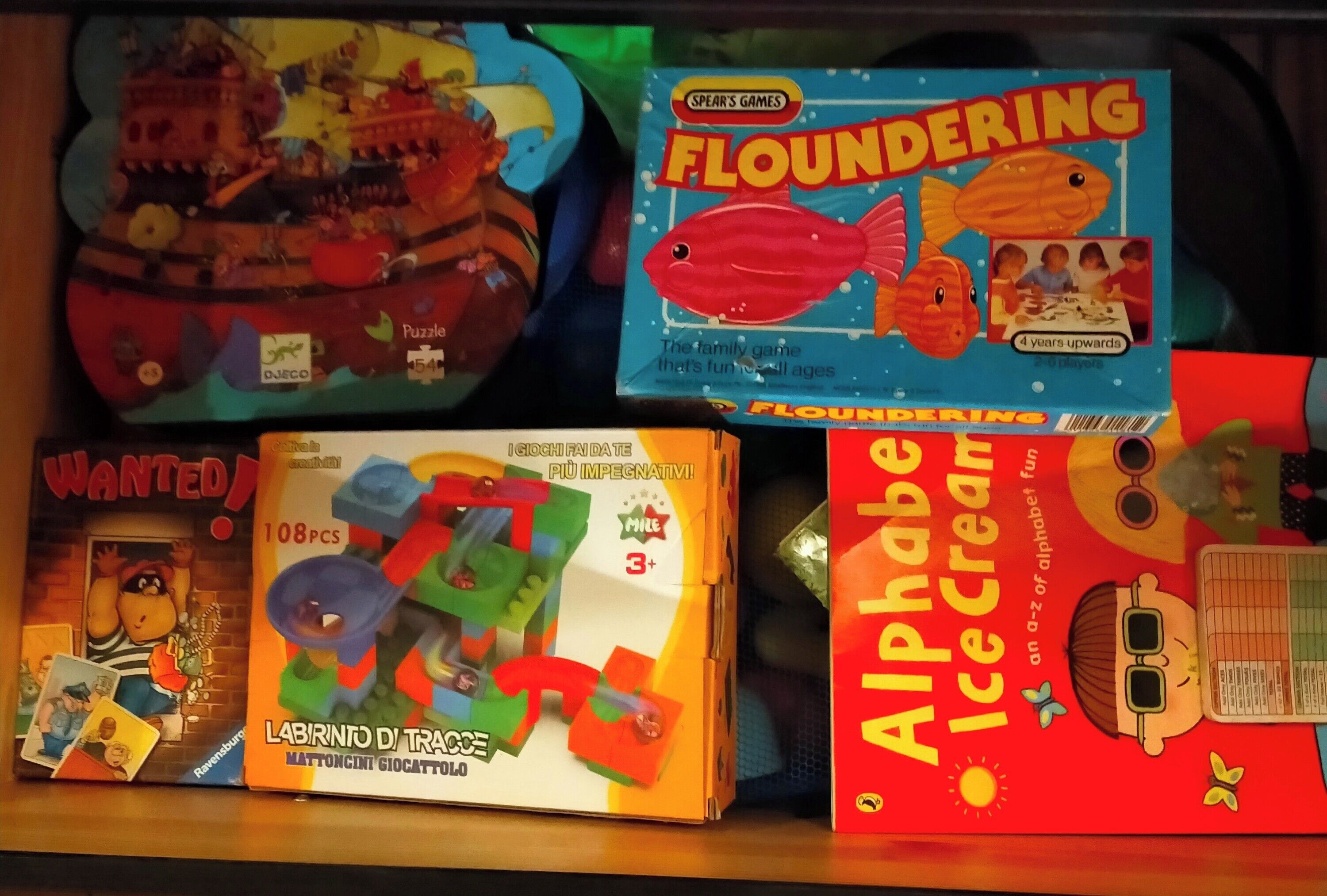 Una selección de juegos de mesa en un estante.