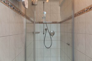 Een douche, een haardroger, handdoeken
