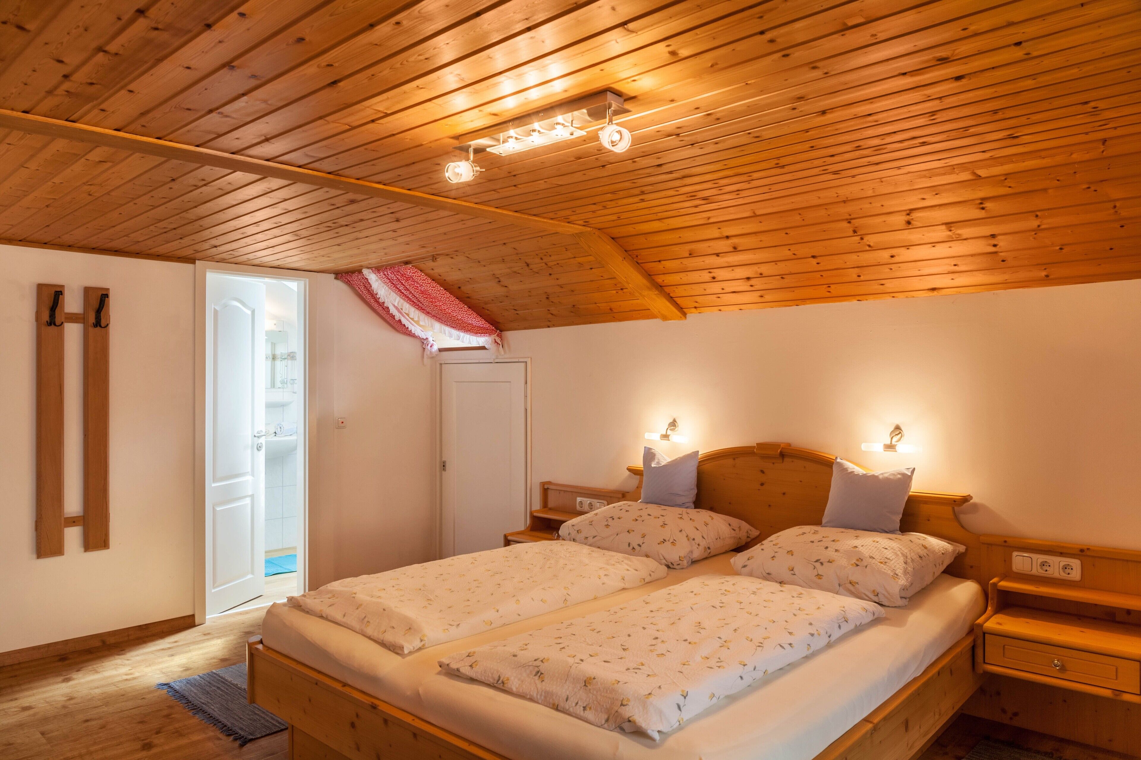 1 habitación, tabla de planchar con plancha, wifi gratis y ropa de cama 