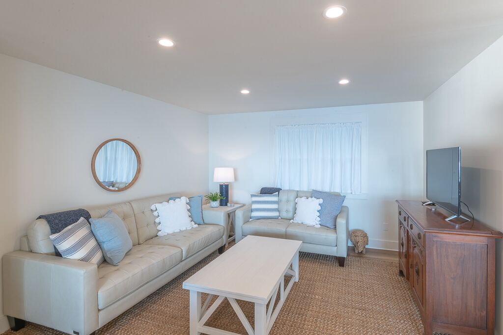 TV connectée, cheminée, livres