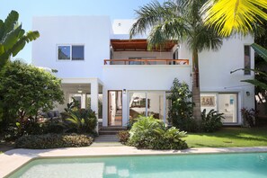 Alberca al aire libre y alberca climatizada