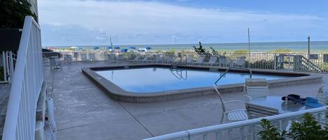 Utomhuspool och uppvärmd pool