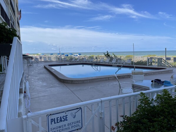 Utomhuspool och uppvärmd pool
