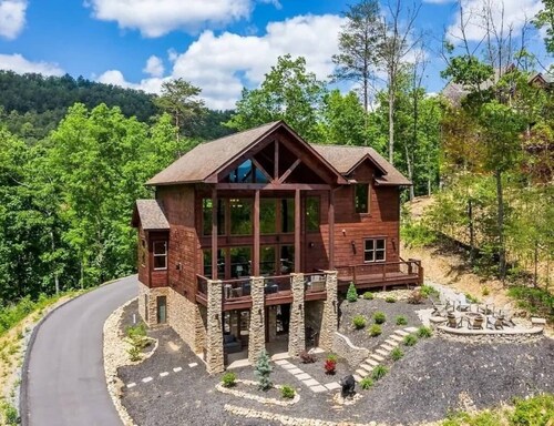 Secluded 4BRMountain Retreat:Stunning Views, Pool Table, Arcade, HotTub, FirePit