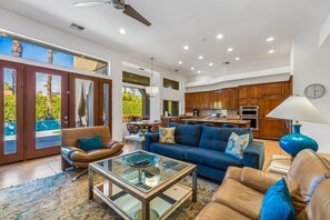 Smart TV, chimenea y oficina 