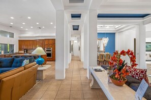 Smart TV, chimenea y oficina 