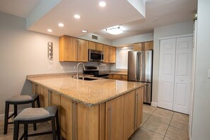 Jääkaappi, mikroaaltouuni, liesi, astianpesukone