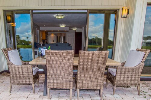 Luxurious Lakeside Getaway: Ground Floor Condo with 3 En-Suite Rooms, Golf Access, Amazing Sunsets