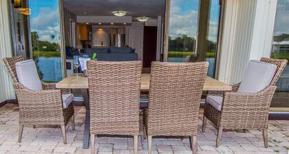 Luxurious Lakeside Getaway: Ground Floor Condo with 3 En-Suite Rooms, Golf Access, Amazing Sunsets